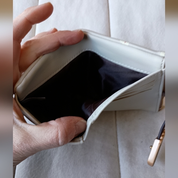 NWOT Prettyzys Floral Gray Wristlet Wallet - Picture 4 of 4